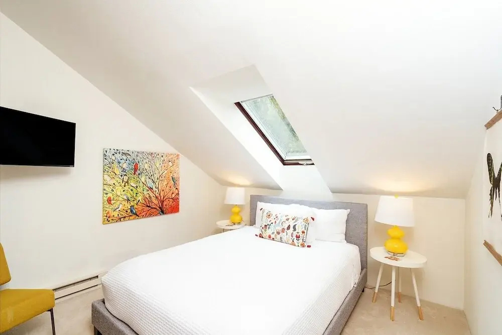 Hidden Gem, 4 Min To Lift 7 Garage, Hot Tub, Lux Kitchen, Big + Bright 4 Bedroom Condo by RedAwning