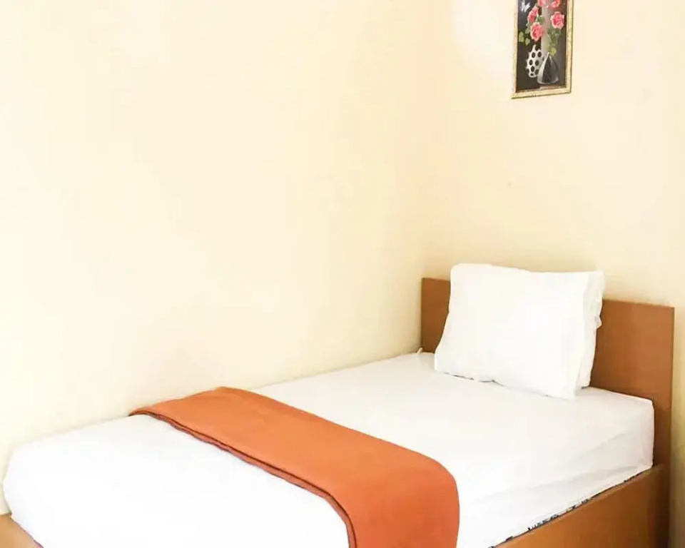Muzdalifa Syariah near Alun Alun Gresik Mitra RedDoorz