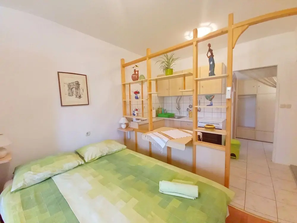 Boutique Apartment in Pjescana Uvala With Balcony