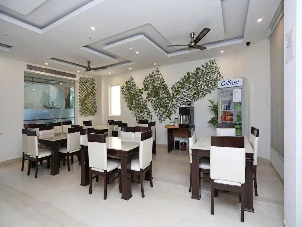 OYO 9532 Hotel Q-Cent