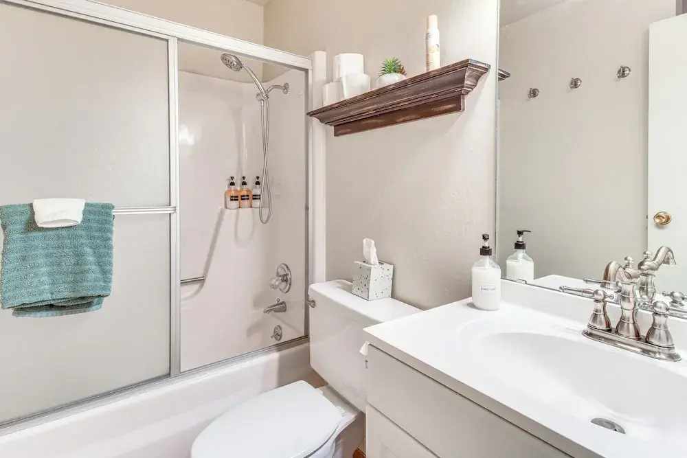 Golf Course Getaway & Hot Tub Haven in Pinetop!