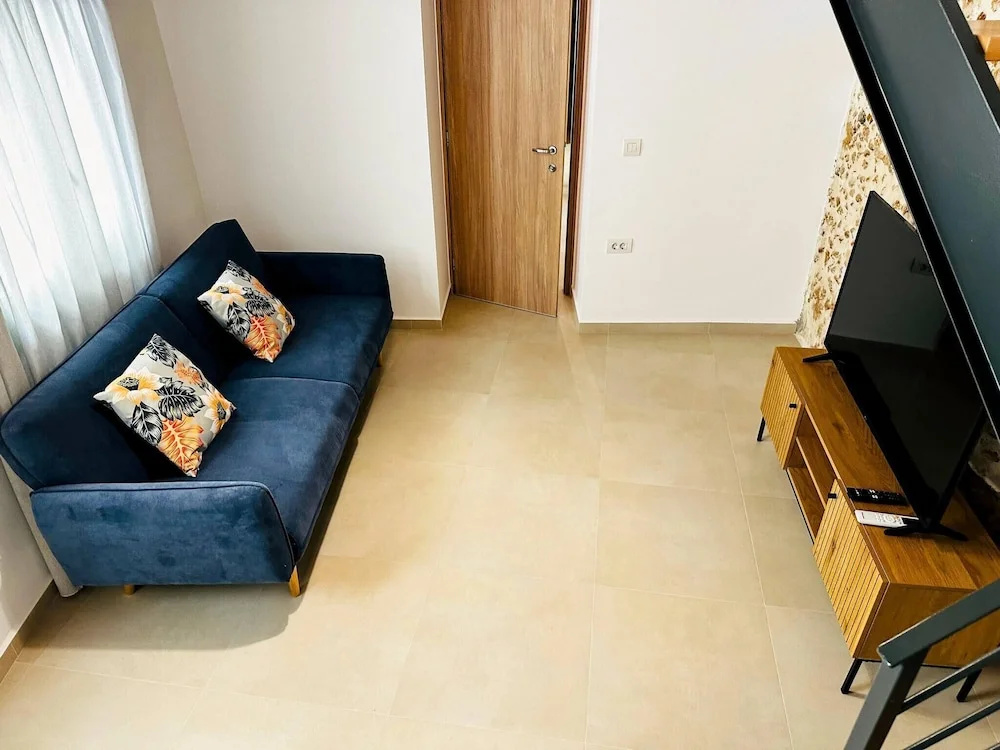 Roussos Place - Next To Splantzia Square - 2bd 2ba