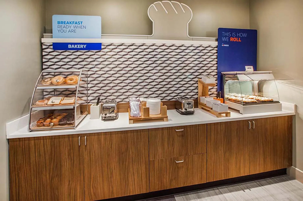 Holiday Inn Express Hotel & Suites Marina by IHG