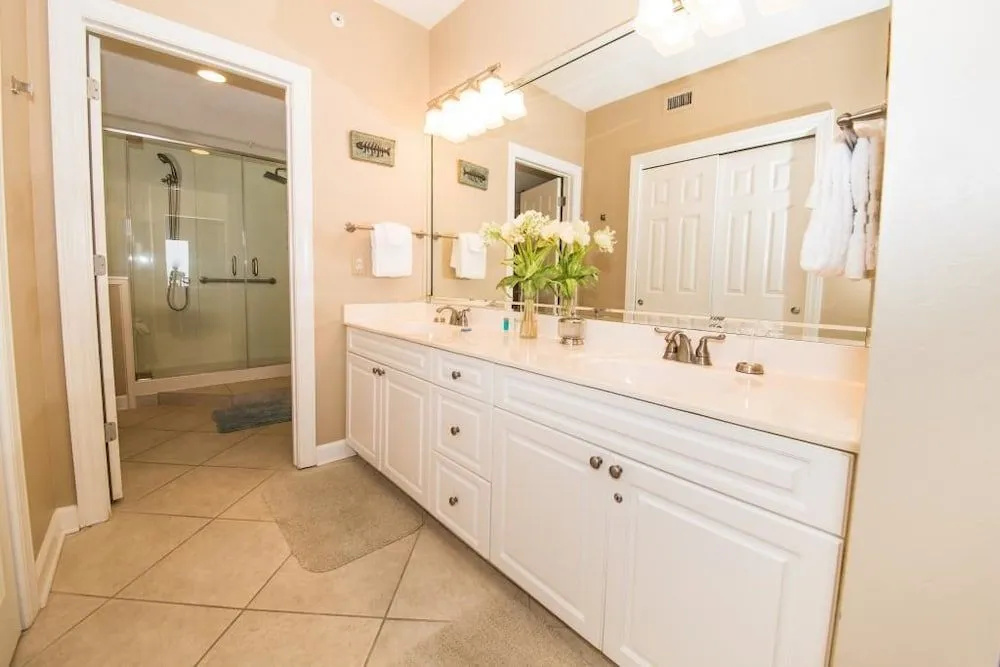 Admiral's Quarters 702 - 3 Br condo by RedAwning