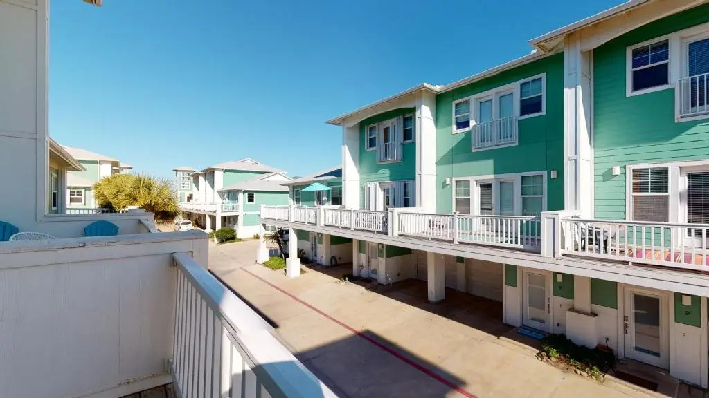 MC18 Upscale Condo, Shared Pool, Close to Beach