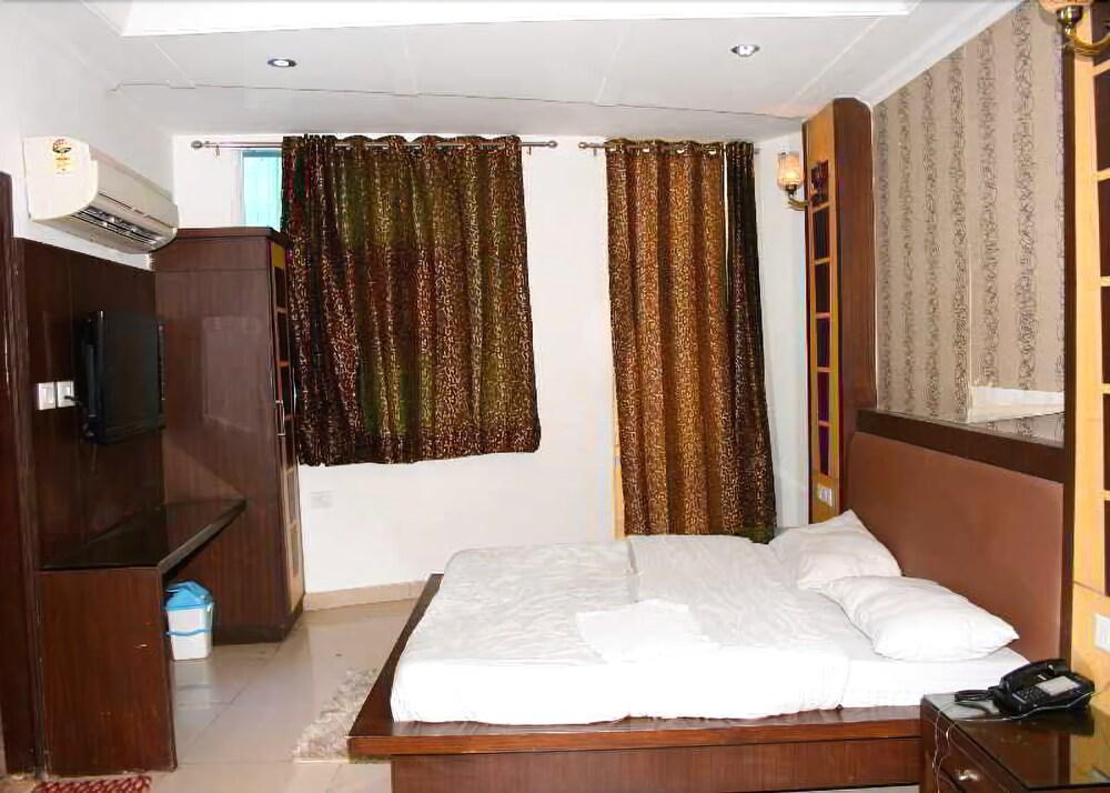 OYO 6408 Hotel Delhi Heart