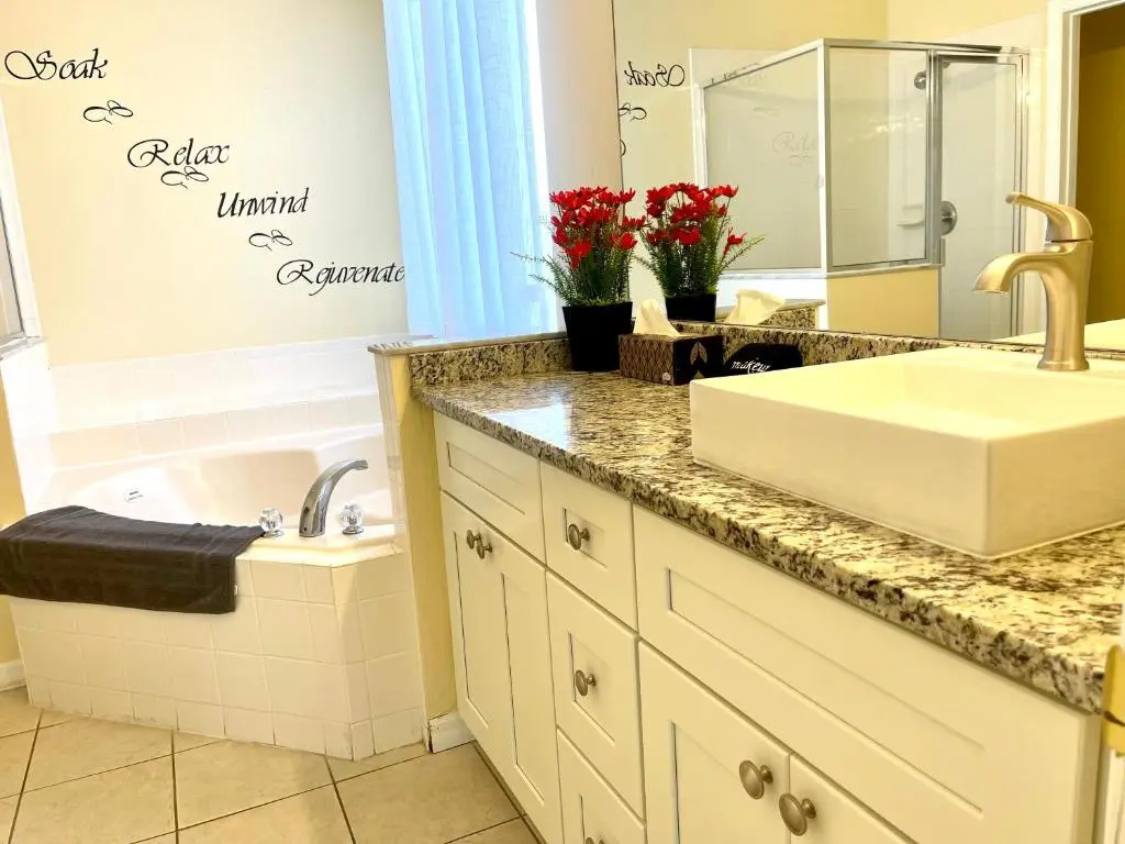 Disney Dream with Hot Tub, Pool, Xbox, Games Room, Lakeview, 10 min to Disney, Clubhouse