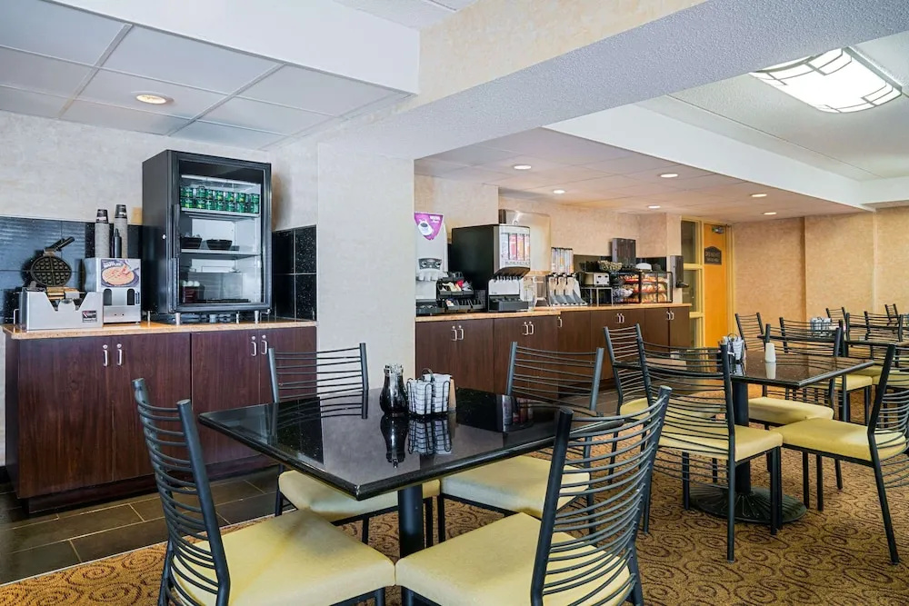 Ramada Plymouth Hotel And Conference Center