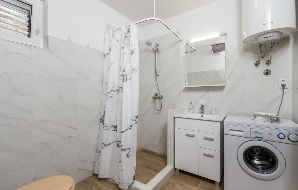 2 Bedroom Gorgeous Home In Karlobag