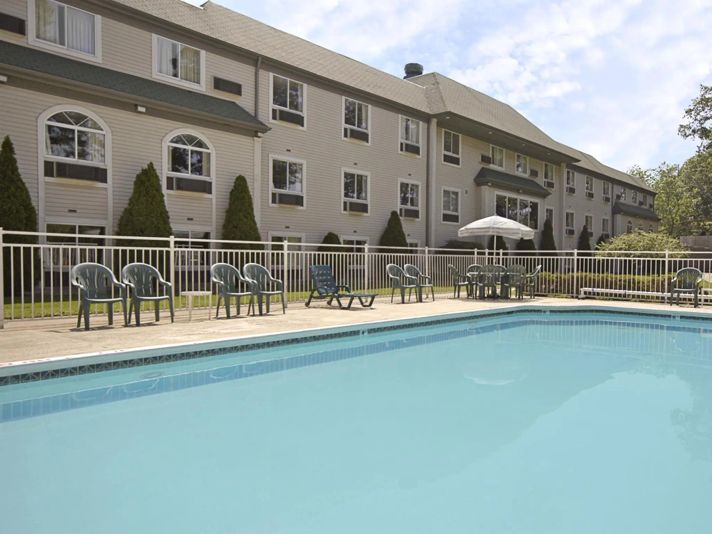Econo Lodge Whitehall near Michigan's Adventure