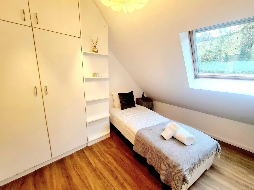 New Large 2 bedrooms with Parking
