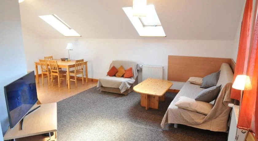 Tyrolska Zagroda - apartament 50m2 z własnym balkonem lub tarasem, blisko sklep, dobry dojazd, duży parking, PKP 15min, PKS 5min