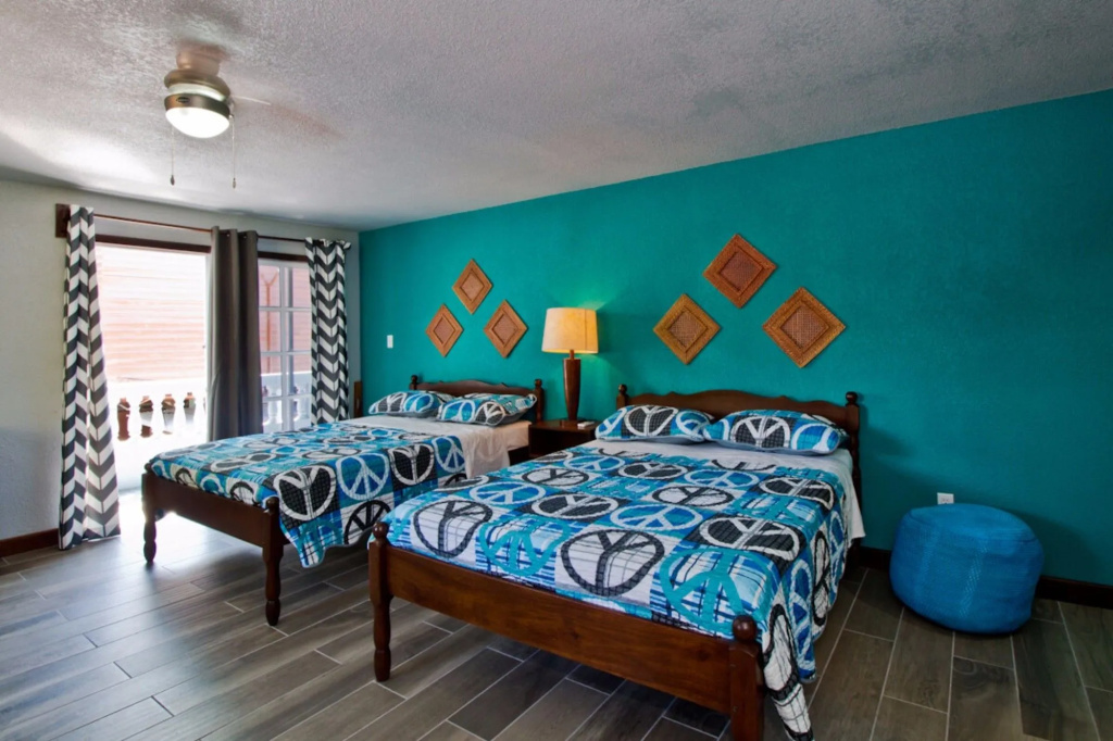 Sandbar Beachfront Hotel & Hostel Restaurant