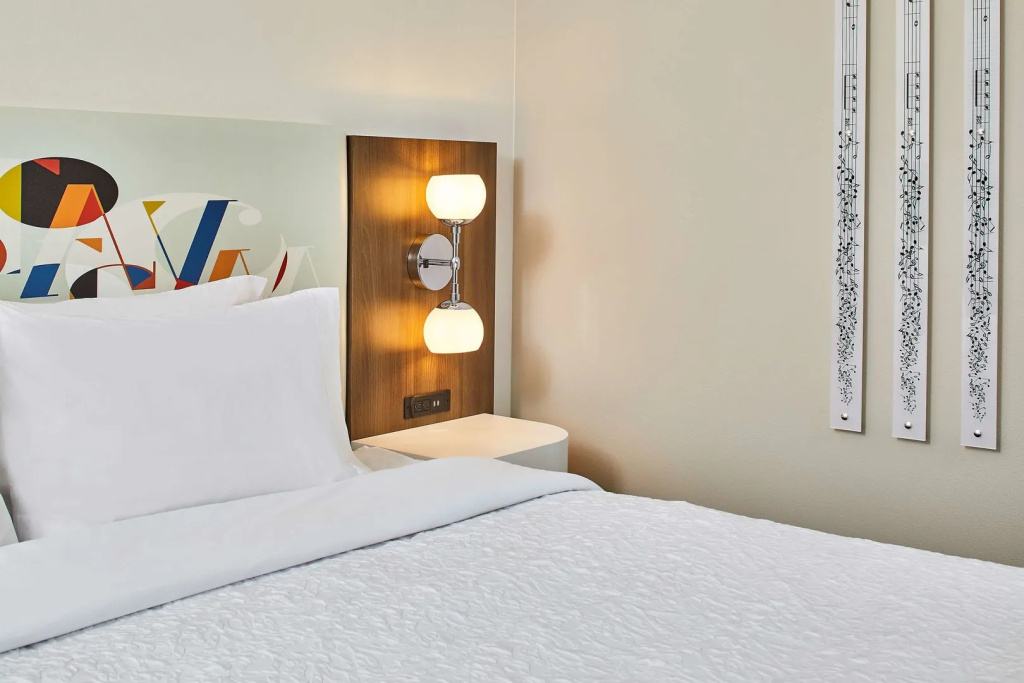 Hampton Inn & Suites Atlanta Airport West Camp Creek Pkwy