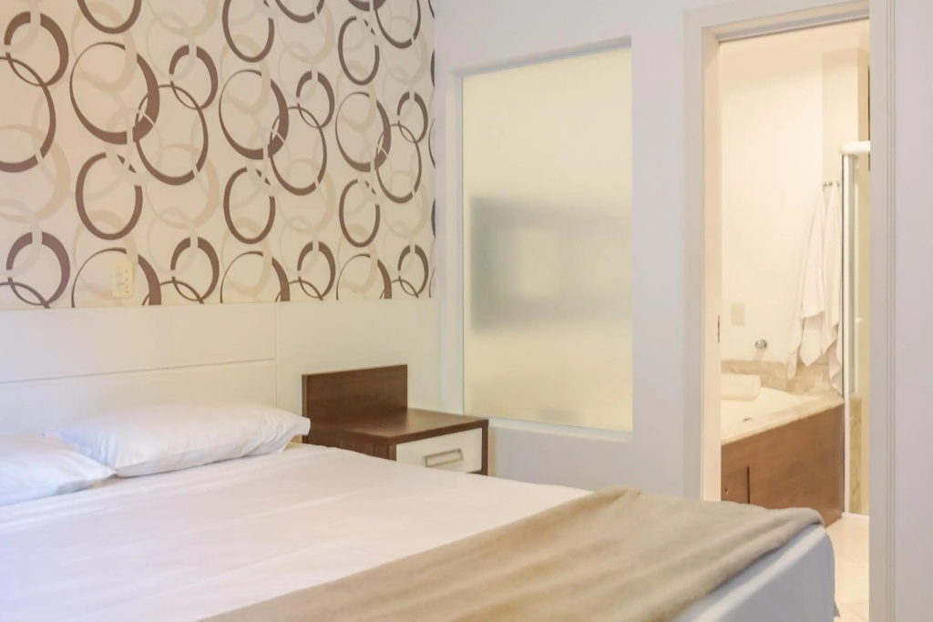 Apartamento de 3 quartos com banheira a 150 metros da praia em Itapema N1188