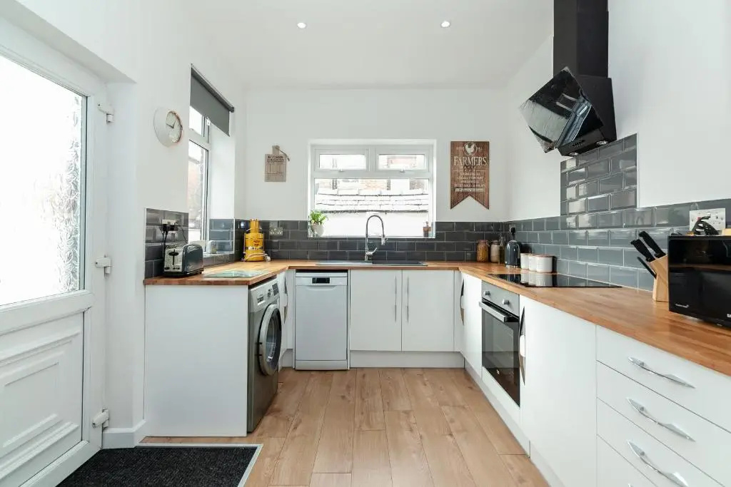 Park House - Large 3 Bedroom Victorian House, 10 Mins from Manchester