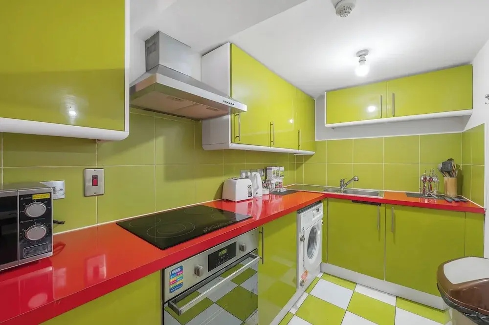 2 Bedroom W/ensuites-sleeps 6, 20min to Citycentre