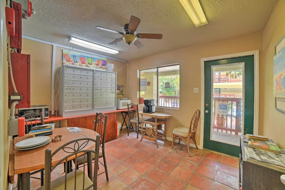 Coastal Studio w/ Amenities: Walk to Padre Beach!