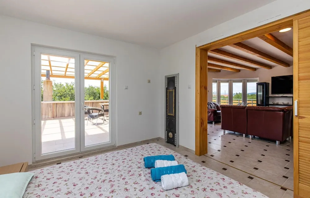 Beautiful Home In Smrika With Wifi