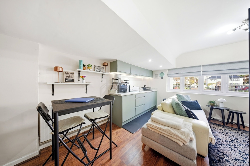 Tranquil Studio - Sleeps 2 & Private Parking