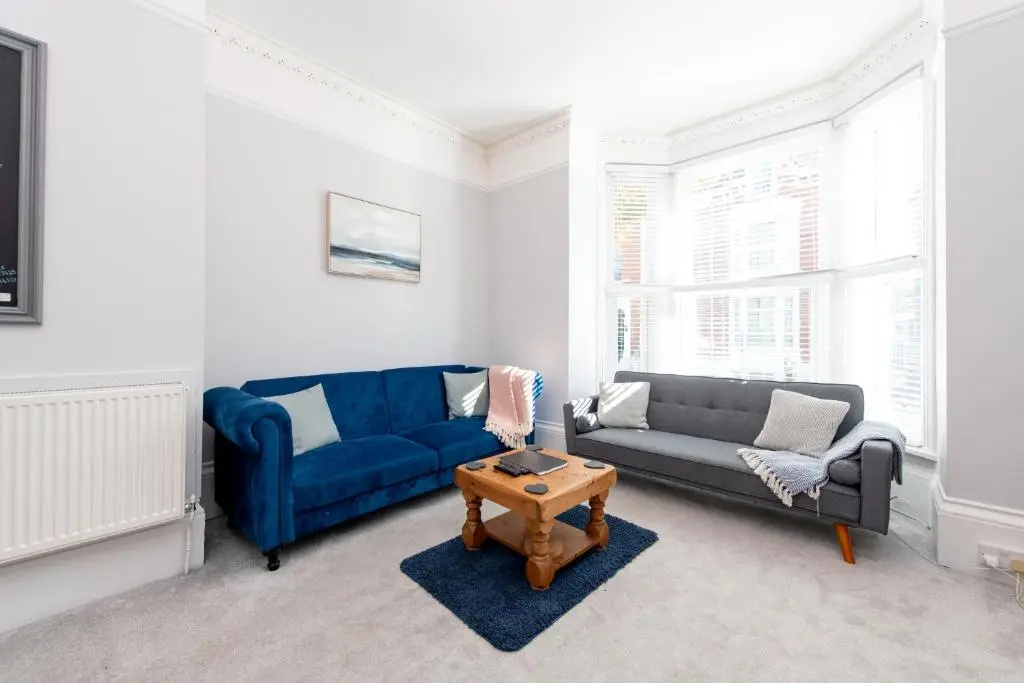 Elphinstone Apartment - Boutique 3 bed with Wi-Fi close to all amenities!