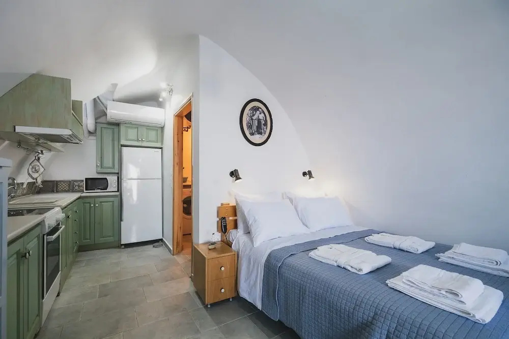 Karavos View - An artists' hideaway Paradise