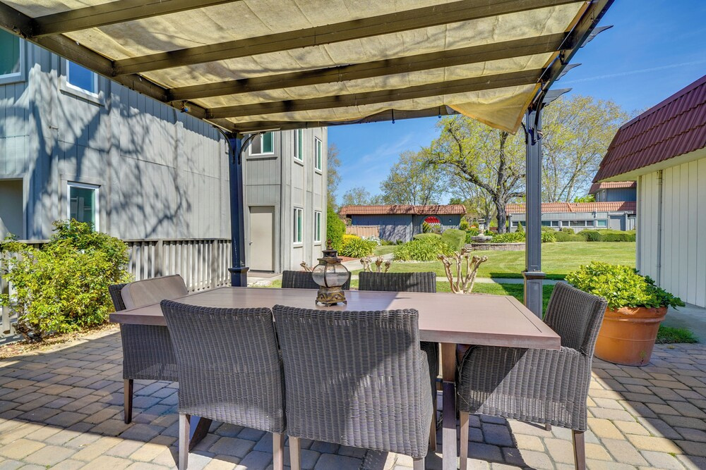 1 Block to Dtwn Pleasanton: Condo w/ Pool Access