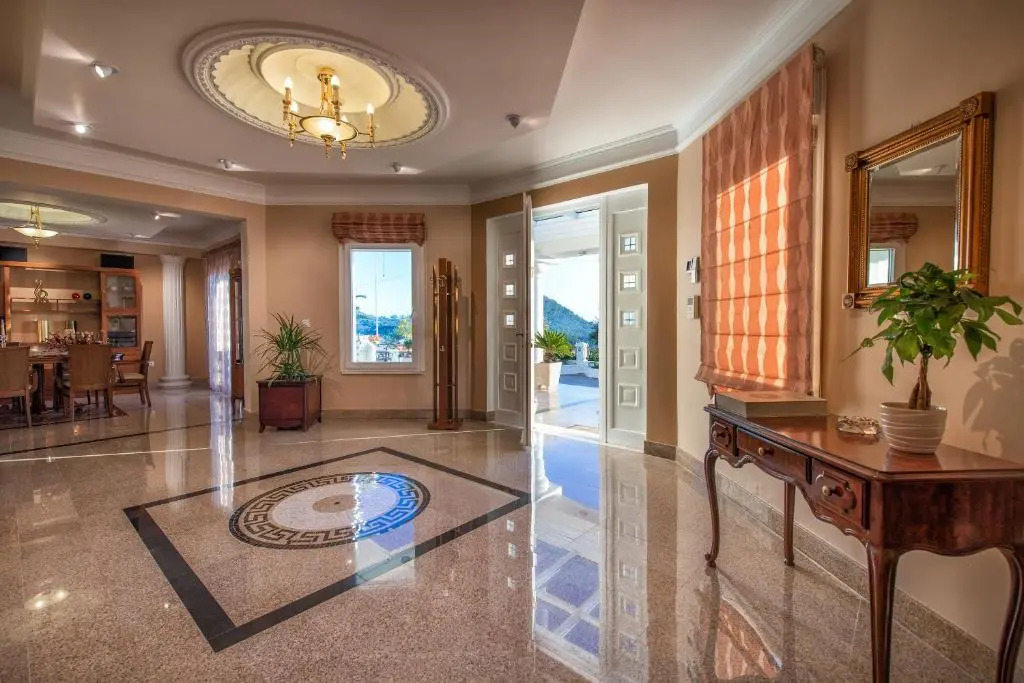 Frido Luxury Villa with Jacuzzi