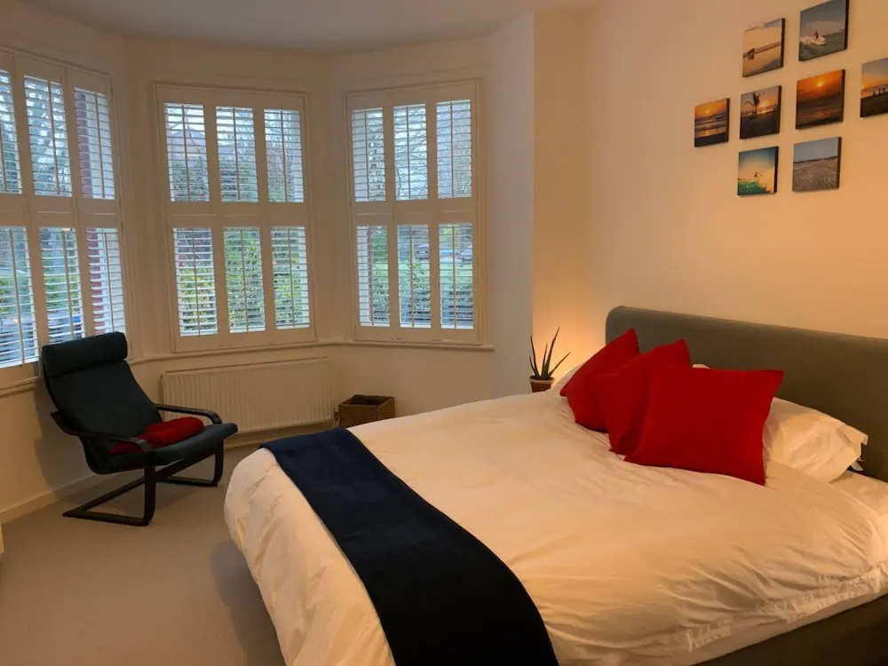 Lovely 2 Bedroom Apartment With Stunning Kitchen on to Garden