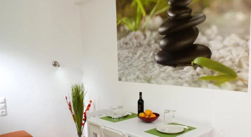 Nikolas Suites
