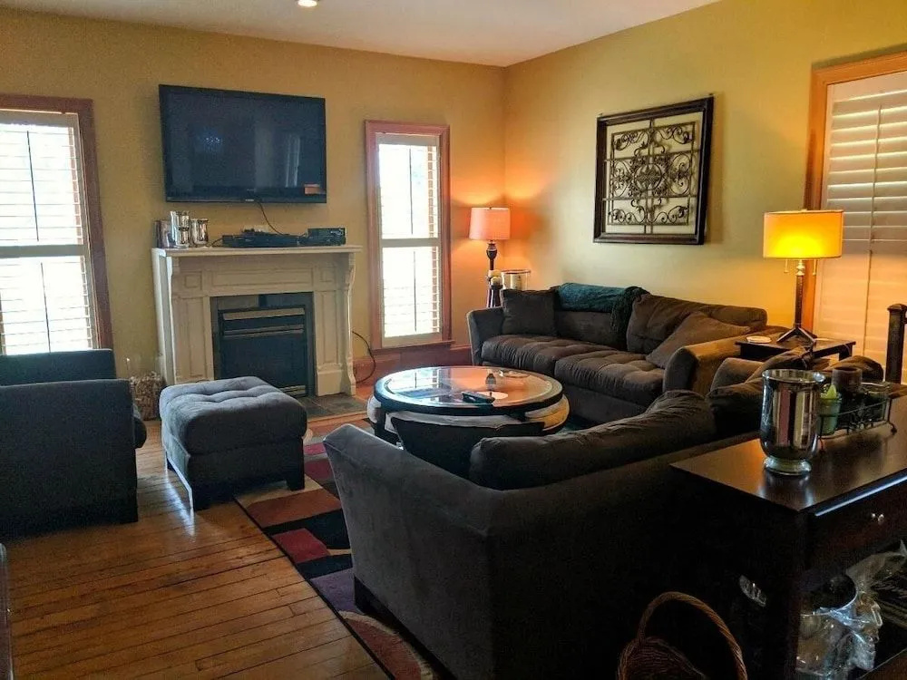Landmark House 5 Bedroom Home by Redawning