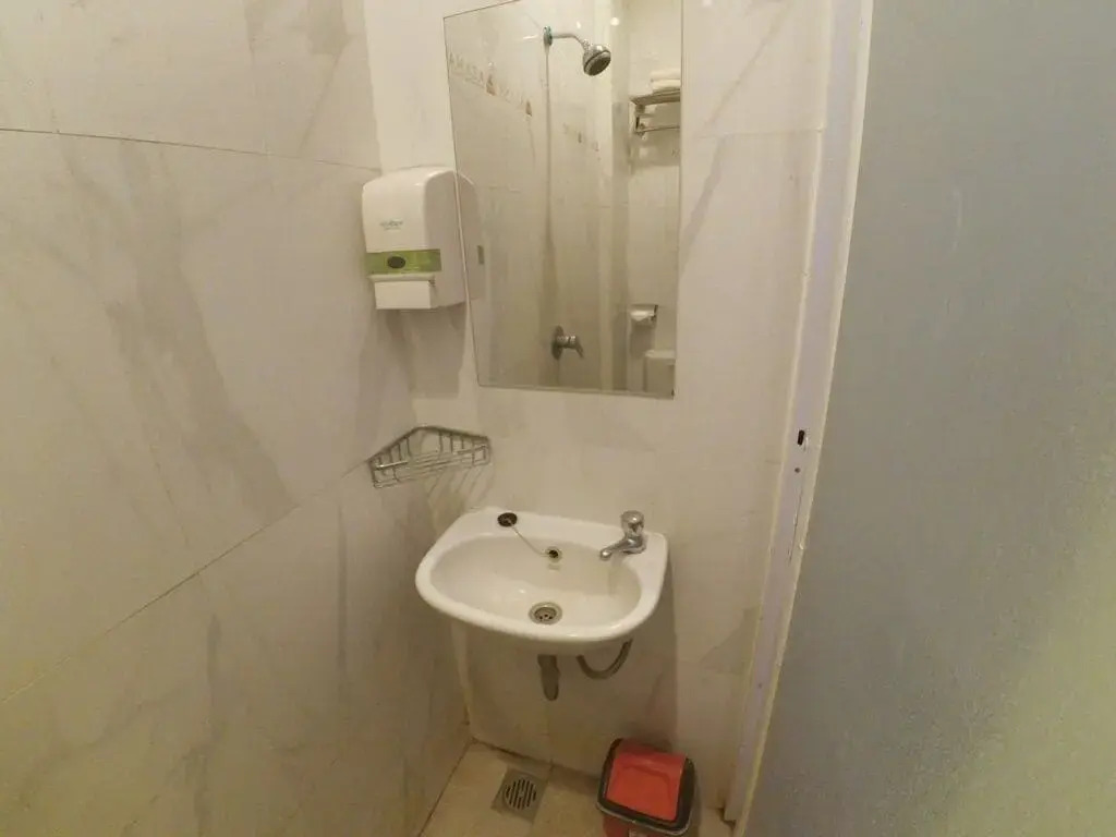 Front One Budget Hotel Tirtonadi Solo