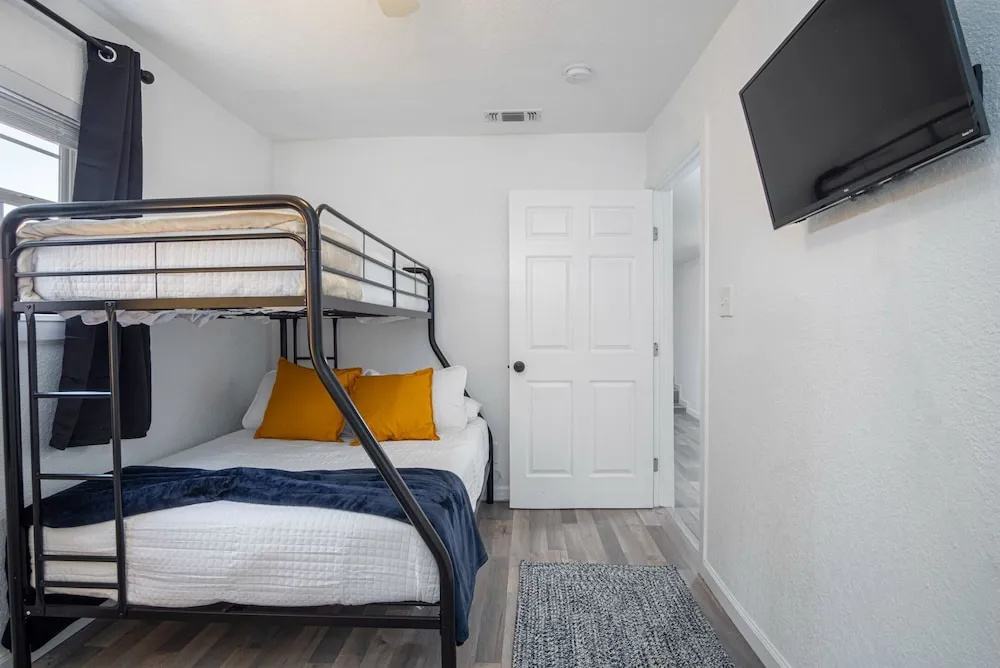 Charming 4BR2BA Only 5 mins Downtown Riverwalk