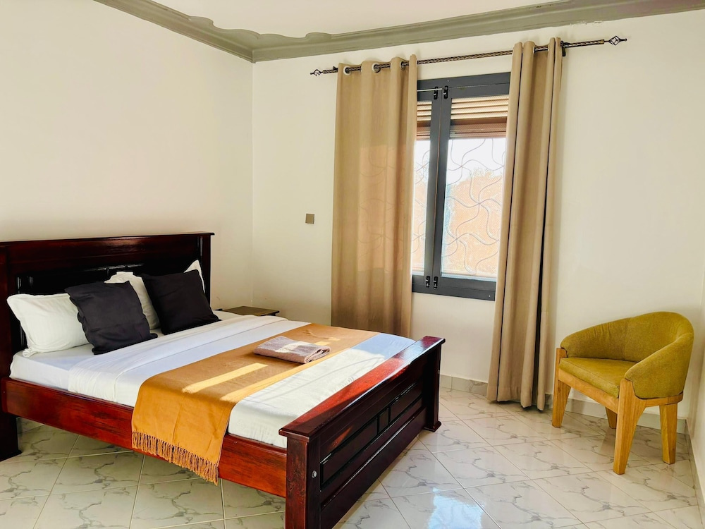 Dutus Hotel Entebbe