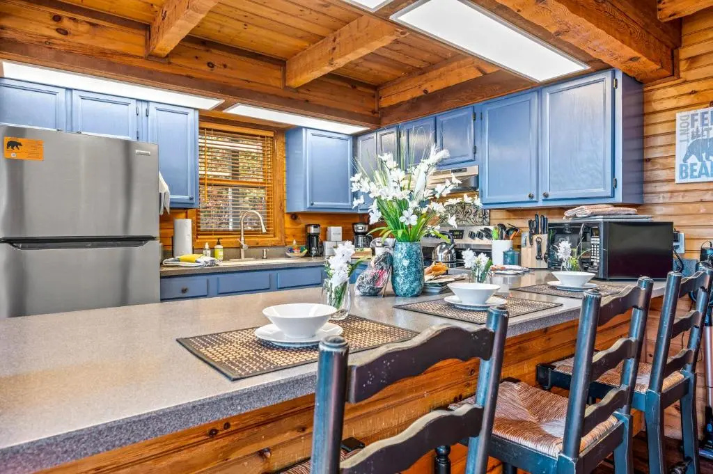 Barenberg Cabin - Secluded Unobstructed Panoramic Smoky Mountains View with Two Master Suites, Loft Game Room, and Hot Tub