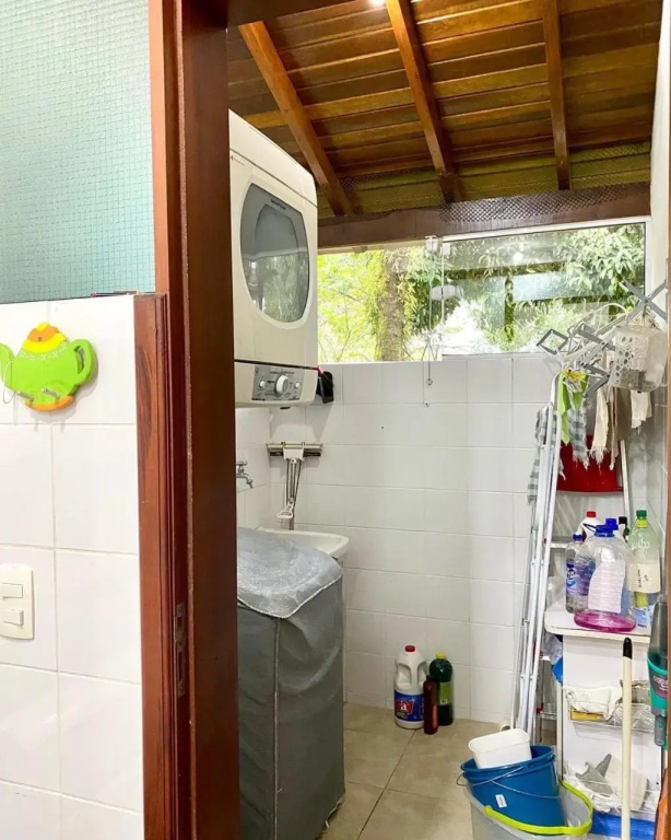 Casa ideal em condomínio fechado a 200m da Praia Maranduba, área de lazer completa