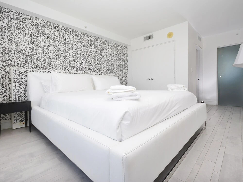Miami World Rental - Mondrian 1216