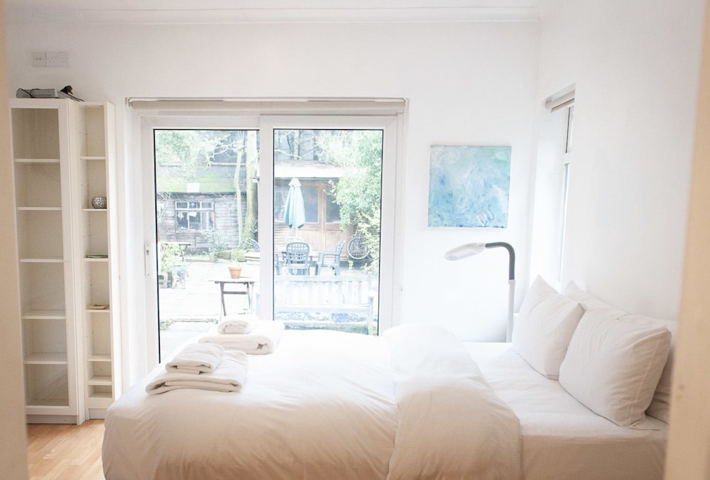 3 BR by Hampstead Heath W/terrace + Parking