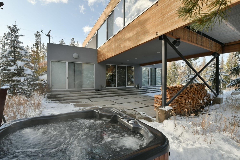 Modern River Front Luxury Chalet by Winter Park Escapes