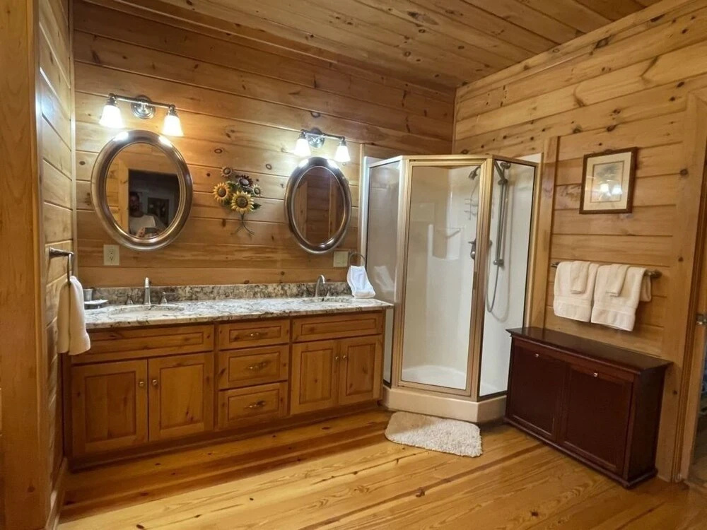 Deluxe log cabin! Pet and motorcycle friendly - enjoy nature with family and friends! 3 Bedroom Cabin by RedAwning