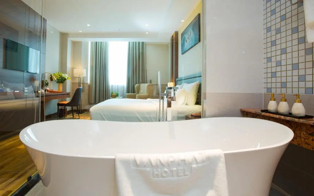 Van Phat Riverside Hotel