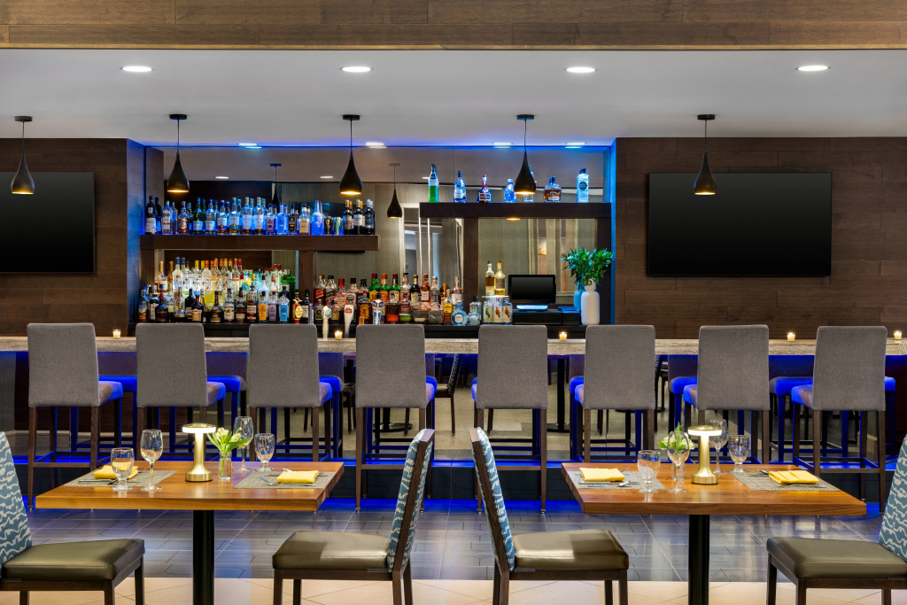 Crowne Plaza Edison by IHG