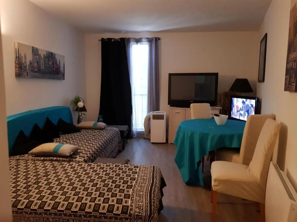 VIEILLE VILLE D AJACCIO POUR 3 PERs A 300M DU PORT ET A 15 MN DE LAEROPORT PROCHES DE PLUS BELLES PLAGES ET TTES COMMODITES A PROXIMITE