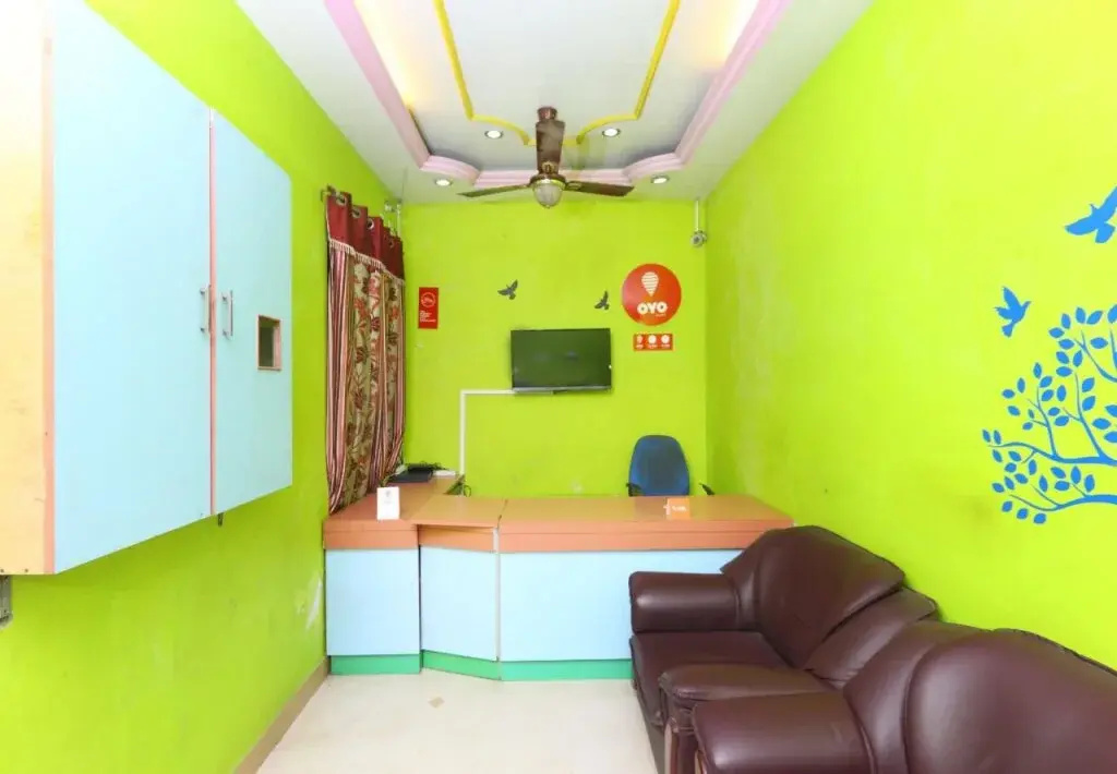 Lloyds Nest by OYO Rooms