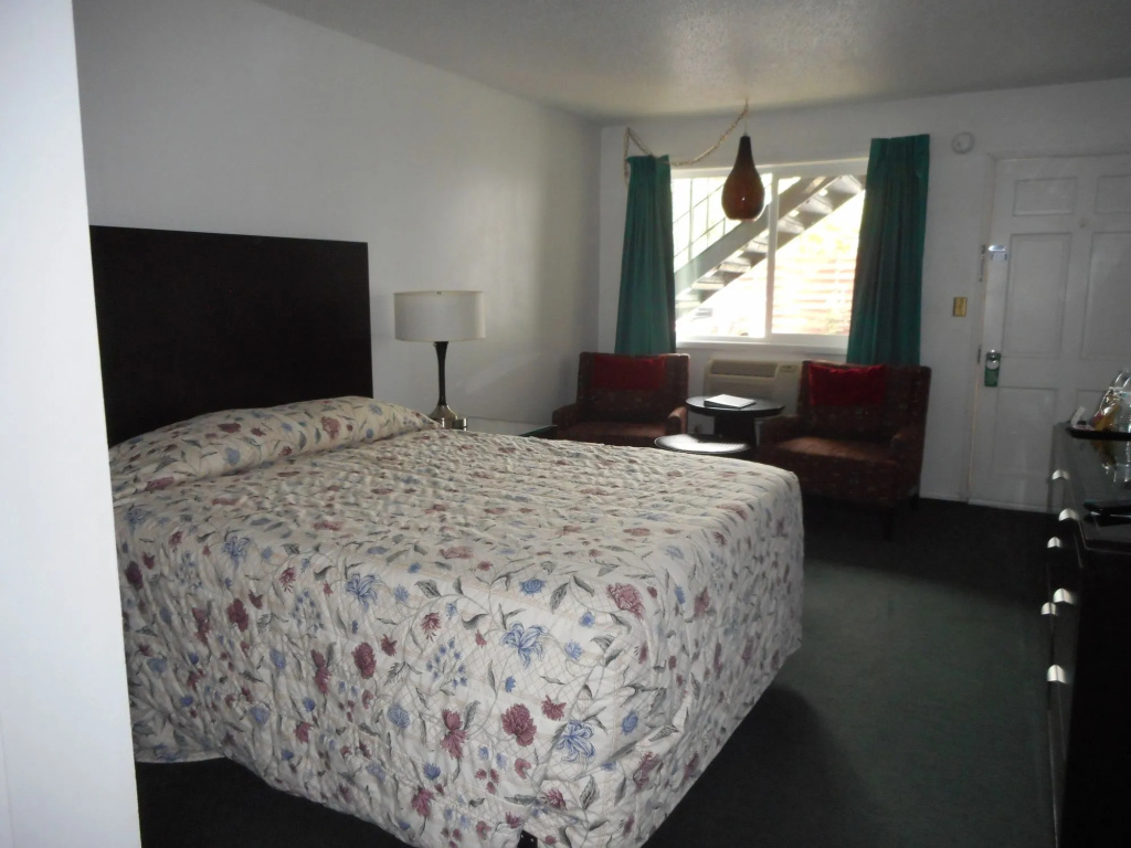 Cougar Land Motel