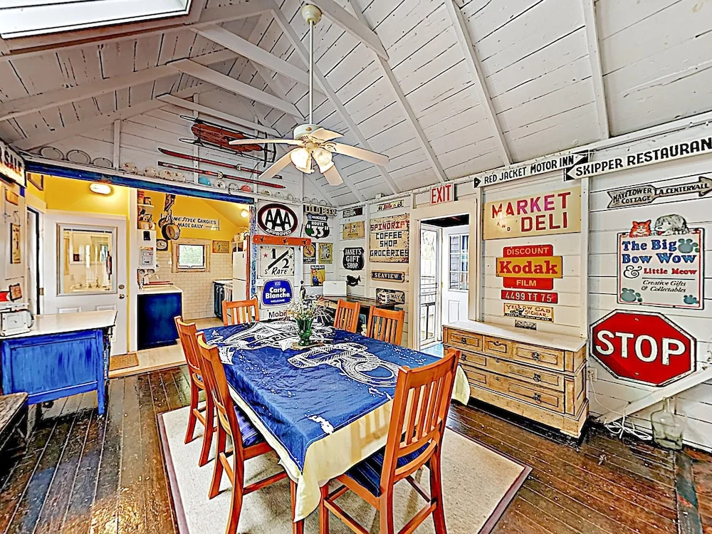 Hilltop Beach Getaway, Stunning Bay Views 3 Bedroom Home