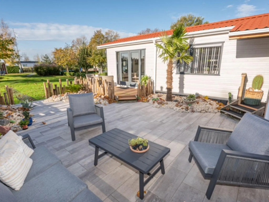 Chalet in Goedereede near North Sea Beach