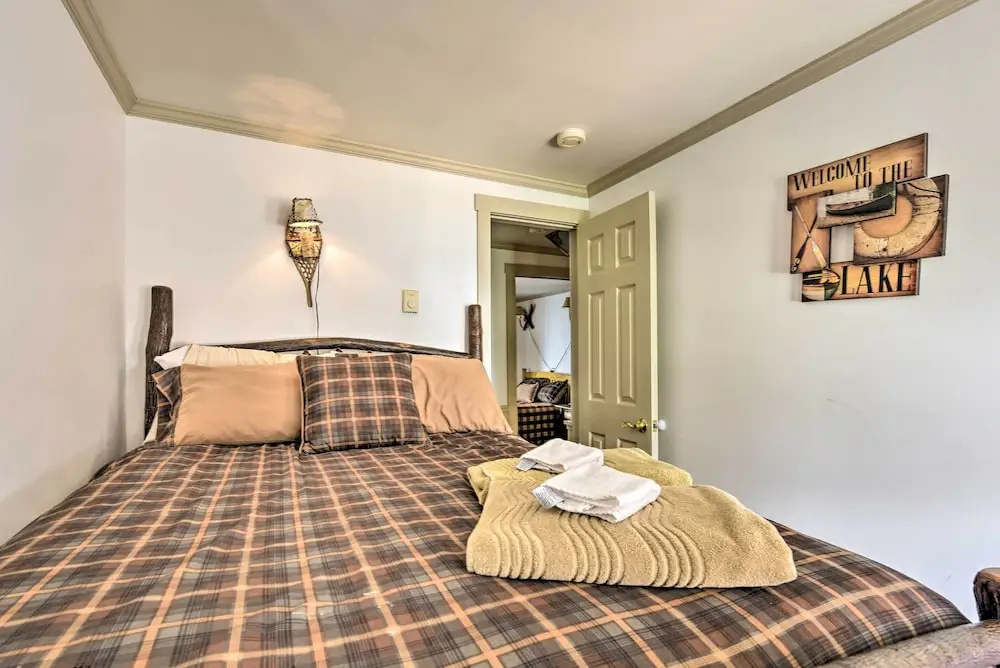 Townhome w/ Deck: Walk to Mirror Lake & Main St!