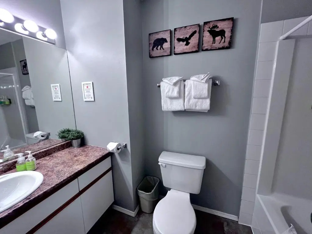 Canadian Rockies Chalets by Trilink - 2 & 3 Bedroom Condos - Self Check-In - Walking Distance to Downtown - Free Parking - Pet-Friendly - No AC