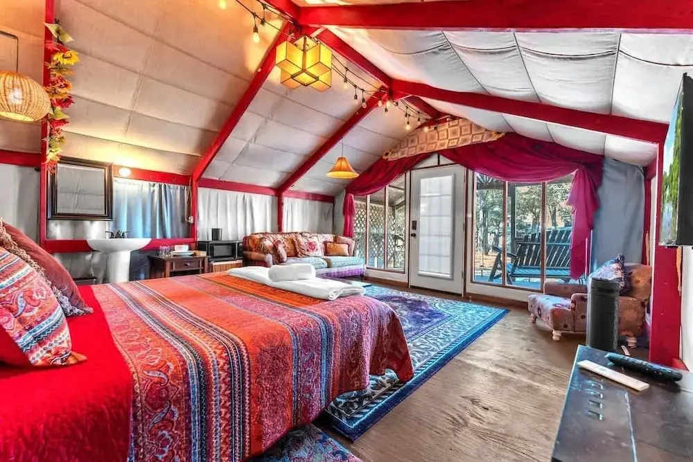 Bohemian Cabin: Hot-tub, Serene Retreat, Pet-friendly, 10-mins to Downtown!